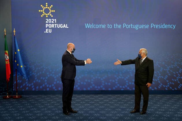 Bilder des Jahres 2021, News 01 Januar News Themen der Woche KW01 (210105) -- LISBON, Jan. 5, 2021 -- Portuguese Prime Minister Antonio Costa (R) welcomes President of the European Council Charles Michel in Lisbon, Portugal, on Jan. 5, 2021. Portuguese Prime Minister Antonio Costa met here Tuesday the President of the European Council Charles Michel, marking the beginning of the Portuguese presidency of the Council of the European Union. (Photo by Xinhua) PORTUGAL-LISBON-PM-EUROPEAN COUNCIL-PRESIDENT-MEETING PedroxFiuza 