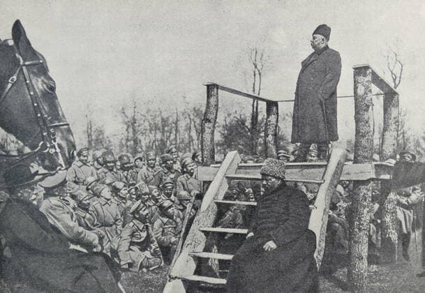 Russian bourgeoisie persuade soldiers at the front to go on the offensive Representatives of the Russian bourgeoisie persuade soldiers at the front to go on the offensive despite the strikes and uprisings at the beginning of 1917. Copyright: WorldxHistoryxArchive 917_05_WHA_153_0596