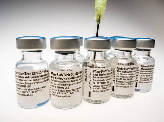 Cominarty BioNTech Pfizer vaccine with syringe in a vial and many other vaccine vials Copyright: xBEAUTIFULxSPORTS KJPetersx