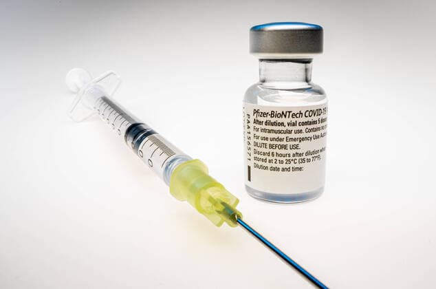 Cominarty BioNTech Pfizer Vaccine with mounted syringe with one vaccine vial Copyright: xBEAUTIFULxSPORTS KJPetersx