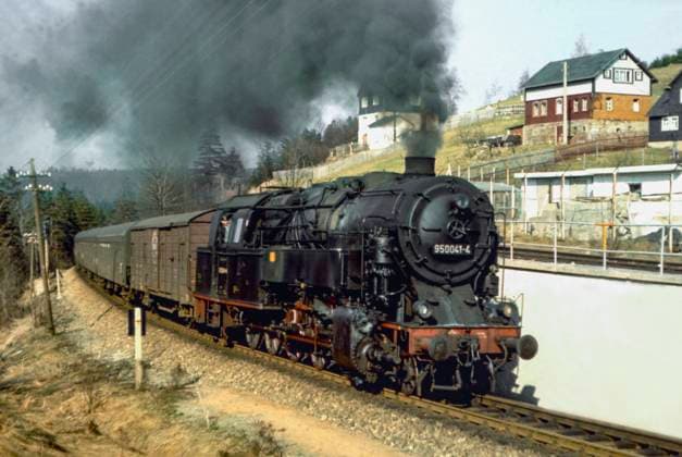 Güterzug Tenderlok 95 0041-4 an der Einfahrt Bahnhof Schmiedefeld mit Personenzug im April 1979, Thüringen,Deutschland,Europa *** Freight train tender loco 95 0041 4 at the entrance of Schmiedefeld station with passenger train in April 1979, Thuringia,Germany,Europe 1049002777