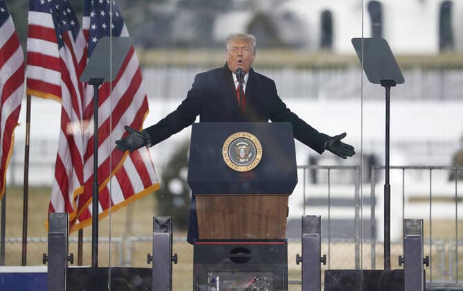 Bilder des Jahres 2021, News 01 Januar News Themen der Woche KW01 US President Donald J. Trump delivers remarks to supporters gathered to protest Congress upcoming certification of Joe Biden as the next president on the Ellipse in Washington, DC on January 6, 2021. Various groups of Trump supporters are gathering to protest as Congress prepares to meet and certify the results of the 2020 US Presidential election. Pool  WAX20210106219 SHAWNxTHEW