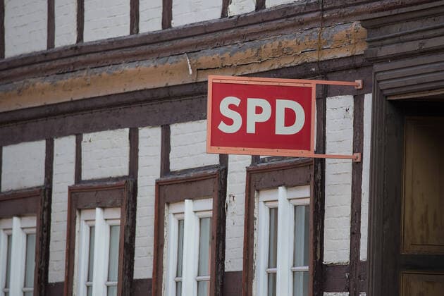 Wernigerode, Germany 14 15 October 2019 company logos shopping bags Wernigerode October 2019 SPD in front of broeckelndem Fachwerk, logo, sign, lettering, feature symbol symbolic photo characteristic detail Oberharz Saxony Anhalt Copyright: xFotostandx xGelhotx