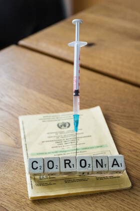 Bamberg, Germany 19 October 2020 19 10 2020 vaccination, syringe with needle for flu vaccination, vaccination certificate, vaccination book, feature symbol symbolic photo characteristic detail Bavaria Copyright: xFotostandx xK.xSchmittx