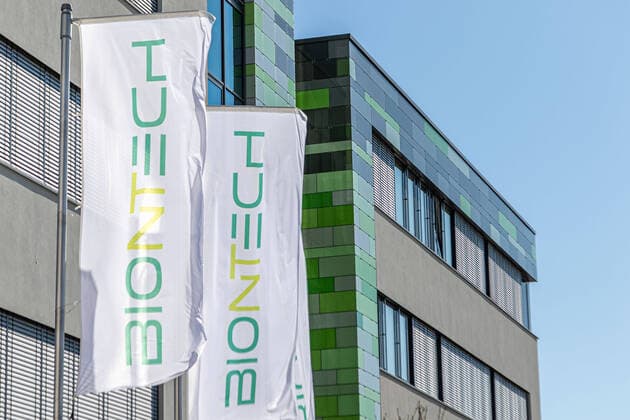 Mainz, Germany 22 March 2020 22 03 2020 BioNTech AG, flags at company building, flags with company logo, An der Goldgrube, landscape, landscape format, feature symbol symbolic photo characteristic detail Hesse Copyright: xFotostandx xRacochax