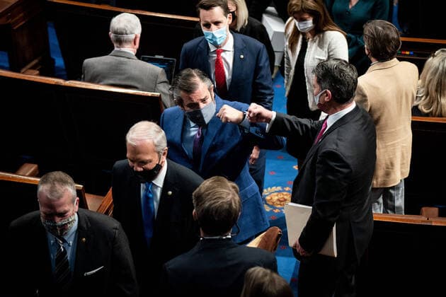 January 6, 2021, Washington, District of Columbia, USA: United States Senator Ted Cruz (Republican of Texas) fist bumps with a House member during a break in a Joint session of Congress to certify the 2020 Electoral College results on Capitol Hill in Washington, DC on January 6, 2020 Washington USA - ZUMAs152 20210106_zaa_s152_306 Copyright: xErinxSchaffx-xPoolxViaxCnpx