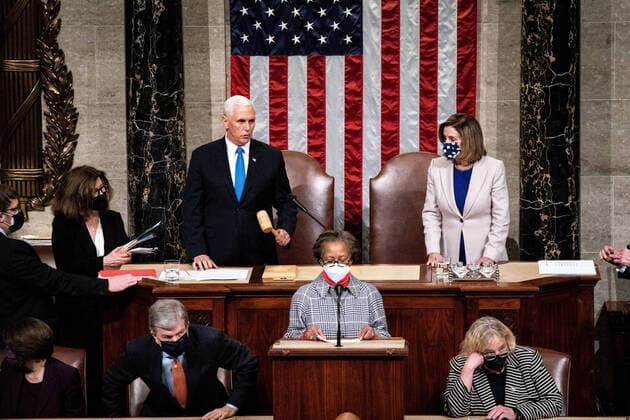 Bilder des Jahres 2021, News 01 Januar News Themen der Woche KW01 News Bilder des Tages Vice President Mike Pence and House Speaker Nancy Pelosi preside over a Joint session of Congress to count the 2020 Electoral College results after supporters of President Donald Trump stormed the Capitol earlier in the day on Capitol Hill in Washington, DC on Wednesday, January 6, 2020. Pool photo by Erin Schaff  WAXP20210106232 ERINxSCHAFF
