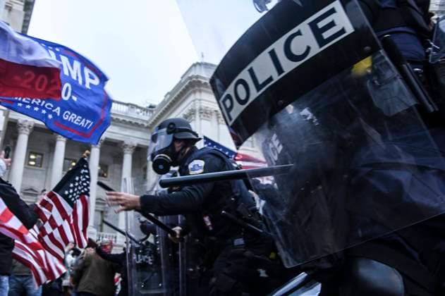 January 6, 2021, Washington Dc, United States: Police clash with pro-Trump supporters outside the United States Capitol during the Pro-Trump rally..Pro-trump supporters stormed the United States Capitol after the loss of US President Donald Trump at the election. Washington Dc United States - ZUMAs197 20210106_zaa_s197_194 Copyright: xJ.M.xGiordanox