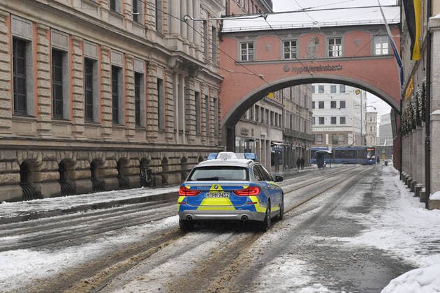 Theme picture Winter in the Coronavirus Pandemic Prolongation Lockdown until 31 January 2021, Police car driving through the Maffeistrasse in Munich on 06 01 2021 Empty streets and squares, pedestrian zone in Munich Poliei, police control,