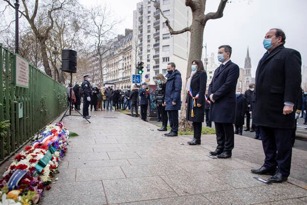 Bilder des Jahres 2021, News 01 Januar News Themen der Woche KW01 News Bilder des Tages 07 01 2021 - France Paris. Emmanuel Gregoire, 1er adjoint a la ville de Paris, Anne Hidalgo, maire de Paris, et Gerald Darmanin, ministre de l interieur, Francois Hollande lors de la Ceremonie en hommage au lieutenant de Police Ahmed Merabet, victime lors de l attaque contre la redaction du journal satirique Charlie Hebdo. *** Local Caption *** ahmed merabet attentat ceremonie charlie charlie hebdo commemoration hommage merabet policier terrorisme vitctimes NEWS : Commemoration de l attentat contre Charlie Hebdo - Paris - 07 01 2021 Pool Panoramic  REA_292462