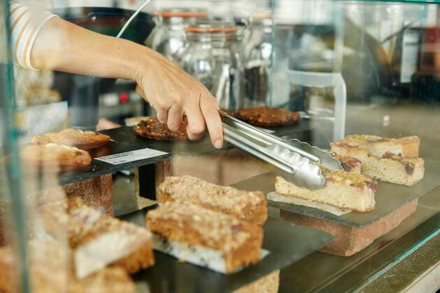 Creative Highlights Symbolbilder Close up of tongs selecting a slice of cake in cafe Cafe,United Kingdom,Close up of tongs selecting a slice of cake in cafe  Close up of tongs selecting a slice of cake in cafe