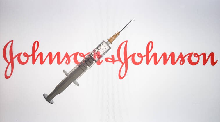 January 8, 2021, Ireland: In this photo illustration, a medical syringe is seen with a Johnson Johnson logo displayed on a screen in the background. Ireland - ZUMAs197 20210108_zaa_s197_006 Copyright: xCezaryxKowalskix
