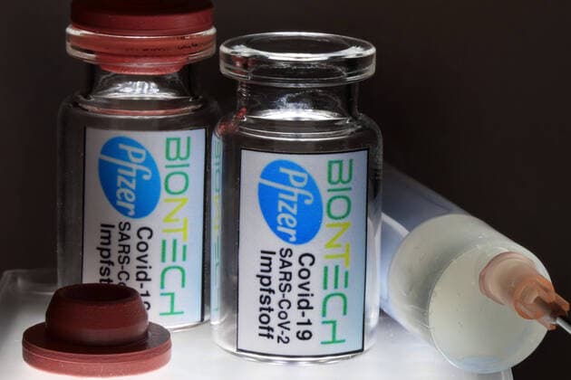 Symbol image Coronaserum vaccine can with syringe Corona vaccine