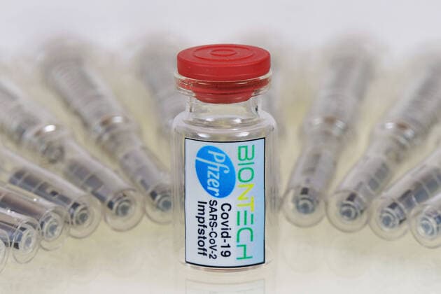 Symbol image Coronaserum vaccine can with syringe Corona vaccine