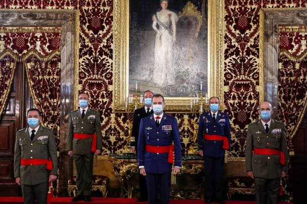 Entertainment Bilder des Tages King Felipe VI (C) poses for a family photo as he grants audience to a group of divisional generals and vice-admirals at the Royal Palace in Madrid, SPain, 08 January 2020. King Felipe VI of Spain grants audience to divisional generals and vice-admirals !ACHTUNG: NUR REDAKTIONELLE NUTZUNG!  Copyright: xEmilioxNaranjox GRAF6960 20210108-637457081110579078