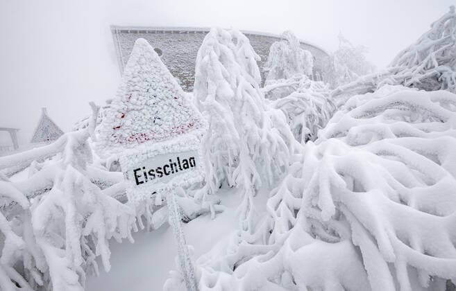 Bilder des Jahres 2021, News 01 Januar News Themen der Woche KW01 Entertainment Bilder des Tages Winter und Schneebruch im Taunus Tief verschneit ist die Landschaft am Großen Feldberg im Taunus am 08.01.2021. Wegen Schneebruch und Eisbruch sind die Zufahrtsstraßen gesperrt., Schmitten Deutschland *** Winter and snow breakage in the Taunus Deeply snow-covered is the landscape at the big Feldberg in the Taunus on 08 01 2021 Because of snow breakage and ice breakage the access roads are closed , Schmitten Germany