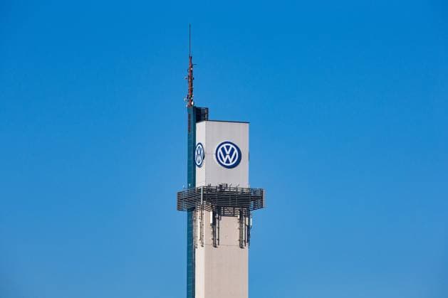 Osnabrueck, Deutschland 17.Mai 2020: Symbolbilder - 2020 Das VW-Werk in Osnabrueck, Volkswagenwerk, Turm mit VW Logo. Landkreis Osnabrück Niedersachsen *** Osnabrueck, Germany 17 May 2020 symbol pictures 2020 The VW plant in Osnabrueck, Volkswagen plant, tower with VW logo district Osnabrück Lower Saxony Copyright: xFotostandx xGelhotx