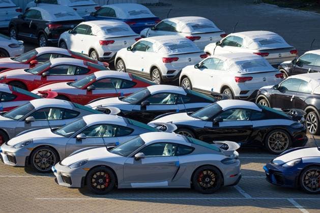 Osnabrueck, Deutschland 17.Mai 2020: Symbolbilder - 2020 Das VW-Werk in Osnabrueck, Volkswagenwerk, VW und Porsche Neufahrzeuge auf der Abstellflaeche. Landkreis Osnabrück Niedersachsen *** Osnabrueck, Germany 17 May 2020 Symbolic images 2020 The VW plant in Osnabrueck, Volkswagen plant, VW and Porsche new vehicles on the parking area County Osnabrück Lower Saxony Copyright: xFotostandx xGelhotx