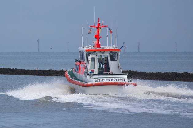 Harlesiel Carolinensiel, Deutschland Juni 2020: Symbolbilder - 2020 Die Seenotretter mit einem Rettungsschiff auf der Nordsee vor Harlesiel, Feature Symbol Symbolfoto charakteristisch Detail Niedersachsen *** Harlesiel Carolinensiel, Germany June 2020 symbol pictures 2020 The sea rescuers with a rescue ship on the North Sea in front of Harlesiel, feature symbol symbol photo characteristic detail Lower Saxony Copyright: xFotostandx xGelhotx