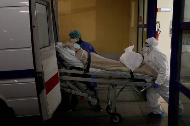 January 8, 2021, Lisbon, Portugal: A COVID-19 patient is carried on a stretcher by healthcare workers at the Curry Cabral Hospital in Lisbon, Portugal, on January 8, 2021. Portugal reported today a record 10,176 new COVID-19 cases and 118 deaths in 24 hours, the highest daily figures since the beginning of the pandemic, according to the national health authority Lisbon Portugal - ZUMAf123 20210108_zap_f123_005 Copyright: xPedroxFiuzax