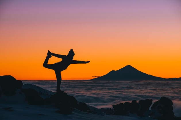 IMAGO Creative: Alternativer Wintersport Young woman on yoga pose during sunset with Mt Taranaki in the background, Tongariro National Park, New Zealand Tongariro, New Zealand CR_JALO210108-599453-01 ,model released, Symbolfoto