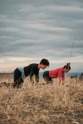 IMAGO Creative, Jahreszeit Herbst, Ferien 2 young women practicing pilates in the countryside Jaén, AL, Spain CR_NNSU210108-599573-01 ,model released, Symbolfoto