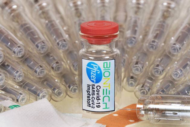 Symbol image Coronaserum vaccine can with syringe Corona vaccine