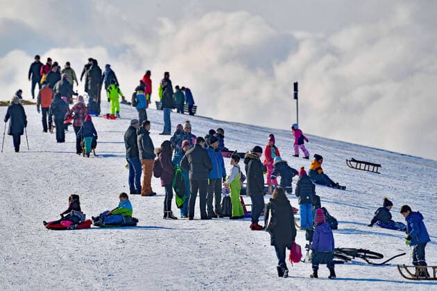 Bilder des Jahres 2021, News 01 Januar News Themen der Woche KW01 News Bilder des Tages Auf dem Riemer Berg im Riemer Park in Muenchen tummeln sich Schlittenfahrer und Spaziergaenger bei herrlichem Winterwetter am 09.01.2021 und trotzen der Verlaengerung des Lockdowns, *** On the Riemer Berg in the Riemer Park in Munich sledders and walkers romp around in beautiful winter weather on 09 01 2021 and defy the extension of the lockdown,