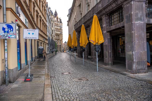 Leipzig in lockdown Numerous people buy food at the weekly market
