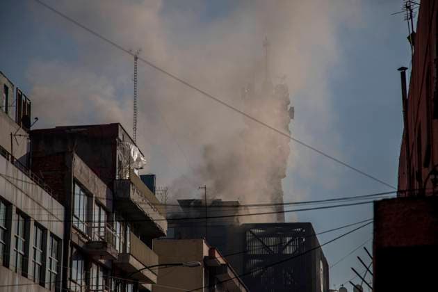 Fire in control facilities of the Mexico City subway, paralyzes the city. At least 5 subway lines are suspended, elements of the capital police support users to transfer them in units of the Ministry of Citizen Security.  JairxCabreraxTorresx xLexPictorium LePictorium_0240088