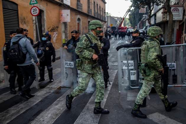 Fire in control facilities of the Mexico City subway, paralyzes the city. At least 5 subway lines are suspended, elements of the capital police support users to transfer them in units of the Ministry of Citizen Security.  JairxCabreraxTorresx xLexPictorium LePictorium_0240090