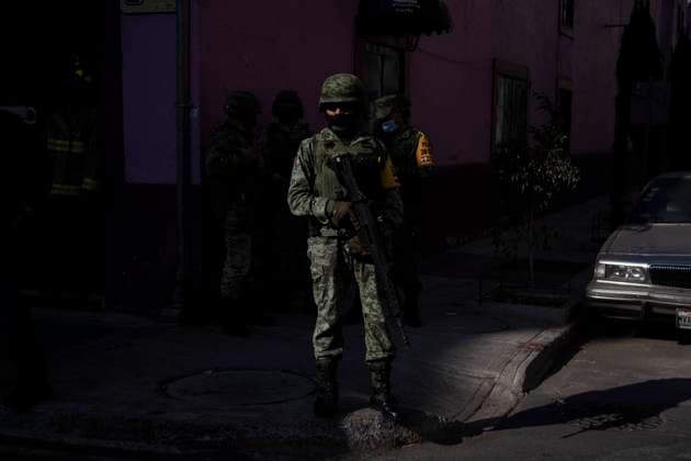 Fire in control facilities of the Mexico City subway, paralyzes the city. At least 5 subway lines are suspended, elements of the capital police support users to transfer them in units of the Ministry of Citizen Security.  JairxCabreraxTorresx xLexPictorium LePictorium_0240093