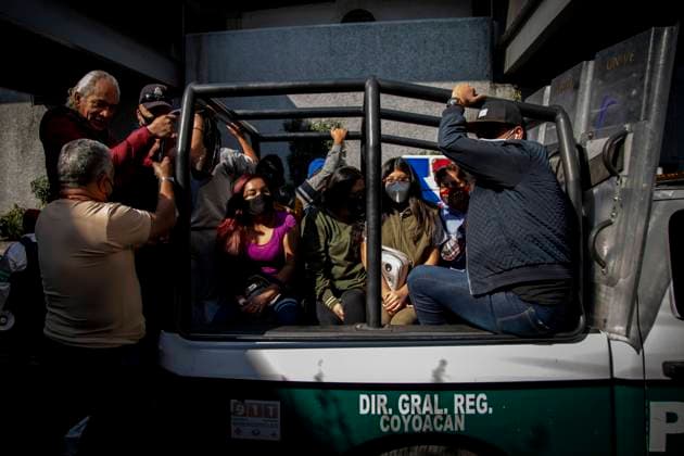 Fire in control facilities of the Mexico City subway, paralyzes the city. At least 5 subway lines are suspended, elements of the capital police support users to transfer them in units of the Ministry of Citizen Security.  JairxCabreraxTorresx xLexPictorium LePictorium_0240096
