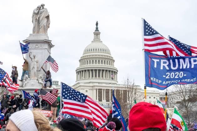 Demonstrant enund Anhänger von US-Präsident Donald Trump demonstrieren vor dem US-Kapitol 06.01.2021, Kapitol der Vereinigten Staaten, Washington, D.C, , im Bild Demonstrant und Anhänger von US-Präsident Donald Trump am Mittwoch (06.01.2021) vor dem Kapitol der Vereinigten Staaten von Amerika - Mit Baseballschlägern, Schutzschilden und Helmen ausgestattet stürmen Trump-Anhänger das US-Kapitolgebäude. Unter Ihnen waren auch Anhänger der rechten QAnon-Verschwörungstheorie. *** Protesters and supporters of US President Donald Trump demonstrate outside the US Capitol 06 01 2021, United States Capitol, Washington, D C, , pictured Protesters and supporters of US President Donald Trump storm the US Capitol building equipped nordphotoxDavid Alonso nph00069