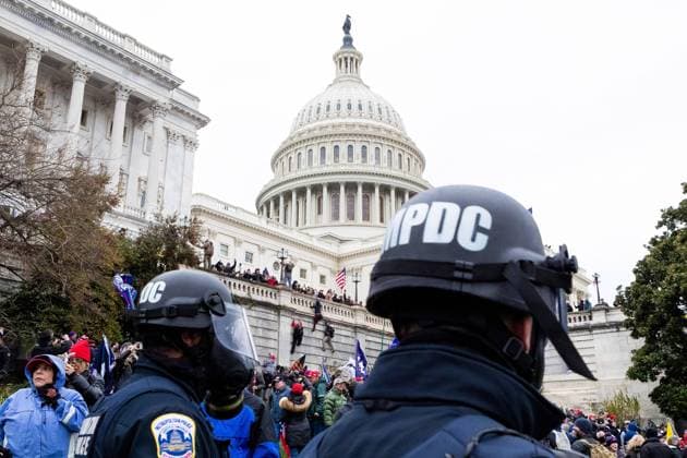 Demonstrant enund Anhänger von US-Präsident Donald Trump demonstrieren vor dem US-Kapitol 06.01.2021, Kapitol der Vereinigten Staaten, Washington, D.C, , im Bild Demonstrant und Anhänger von US-Präsident Donald Trump am Mittwoch (06.01.2021) vor dem Kapitol der Vereinigten Staaten von Amerika - Mit Baseballschlägern, Schutzschilden und Helmen ausgestattet stürmen Trump-Anhänger das US-Kapitolgebäude. Unter Ihnen waren auch Anhänger der rechten QAnon-Verschwörungstheorie. *** Protesters and supporters of US President Donald Trump demonstrate outside the US Capitol 06 01 2021, United States Capitol, Washington, D C, , pictured Protesters and supporters of US President Donald Trump storm the US Capitol building equipped nordphotoxDavid Alonso nph00069
