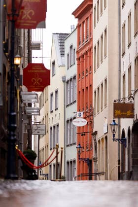 The lockdown due to the Corona crisis is hitting the pubs, restaurants and hotels in Colognes old town hard Pictured is the deserted Lintgasse Subject image, symbol image Cologne, 10 01 2021 Foto:xC.xHardtx xFuturexImage