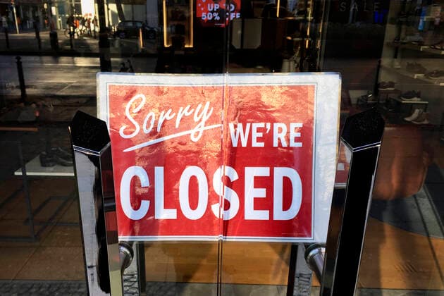 Ku damm - Corona Lockdown DEU, Deutschland, Germany, Berlin, 30.12.2020 FROM THE SERIES KU DAMM - CORONAVIRUS CRISES Geschlossenes Geschaeft mit Schild We are closed zu Zeiten der Corona-Krise und eines zweiten Lockdown auf dem Kurfuerstendamm in Berlin. Der Berliner Ku damm gilt als einer der bekanntesten Boulevards der Welt und war ehemals das Schaufenster des Westens. Der 3,5 km lange Ku damm galt immer als die Champs-ElysÃ es von Berlin - gesaeumt von Luxusboutiquen, schicken Hotels und Restaurants. In den letzten Jahren erlebte das Ku damm-Gebiet mit der Tauentzienstrasse eine Art Renaissance. Jetzt, in den beunruhigen Zeiten der Corona-Krise, ist der Kudamm ernsthaft bedroht. Die Buergersteige sind menschenleer, Geschaefte verhuellt
