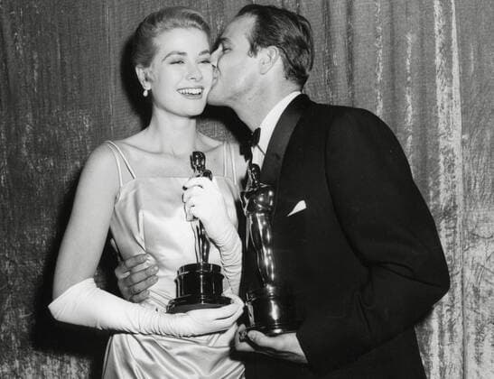 OSCARS. Bester Hauptdarsteller. Preisträger 1951-1960 Archivbilder der Woche KW54 Grace Kelly holds her Best Actress Oscar for her performance in The Country Girl and Marlon Brando holds his Best Actor award for On The Warefront at The 27th Annual Academy Awards held at the RKO Pantages Theatre on March 30, 1955. File Reference 34082-018THA Hollywood CA USA  Copyright: xCinemaxPublishersxCollection xThexHollywoodxArchivex 34082018THA