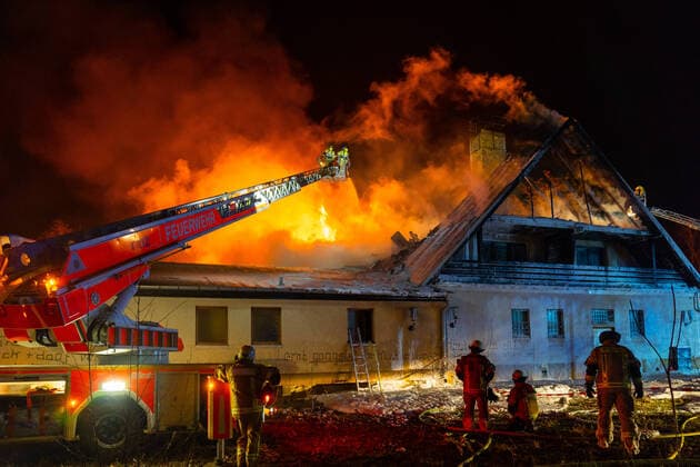 Bilder des Jahres 2021, News 01 Januar News Themen der Woche KW02 News Bilder des Tages 11.01.2021, Berlin, Deutschland, GER - Großbrand in einem leerstehenden Lokal in Berlin-Köpenick. Die Feuerwehr war mit 85 Einsatzkräften vor Ort. Die Löscharbeiten dauerten bis spät in die Nacht. Im Bild: Löscharbeiten über eine Drehleiter *** 11 01 2021, Berlin, Germany, GER Large fire in a vacant pub in Berlin Köpenick The fire brigade was on the scene with 85 firefighters The firefighting work lasted until late into the night In the picture firefighting work via a turntable ladder