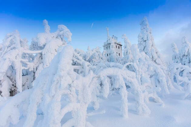 Bilder des Jahres 2021, News 01 Januar News Themen der Woche KW02 News Bilder des Tages 220110 Fichtelberg Traumhaftes Winterwetter auf dem Fichtelberg. Selbst die Sonne zeigte sich ab und an. Der Fichtelberg war wochenlang in Nebel, Nieselregen gehüllt. Am heutigen Sonntag schaute endlich die Sonne vorbei. Es entstand ein einmaliges Winterwonderland. Alles ist tiefvereist, verschneit. Auch die Bereitschaftspolizei war anwesend. Sie kontrollierten nahezu jeden Autofahrer und sprachen teilweise Bußgeldbescheide aus. Fichtelberg Sachsen Deutschland *** 220110 Fichtelberg Fantastic winter weather on the Fichtelberg Even the sun showed up from time to time The Fichtelberg was wrapped in fog, drizzle for weeks Today, Sunday, the sun finally looked over It created a unique winter wonderland Everything is deeply frosted, snowy Eve