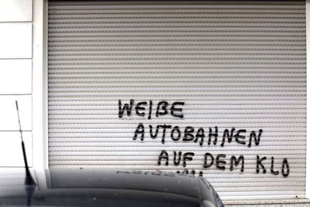 10.01.21, Berlin - Deutschland. Weiße Autobahnen auf dem Klo, gesprayt auf eine Jalousie. *** 10 01 21, Berlin Germany White motorways on the toilet, sprayed on a blind