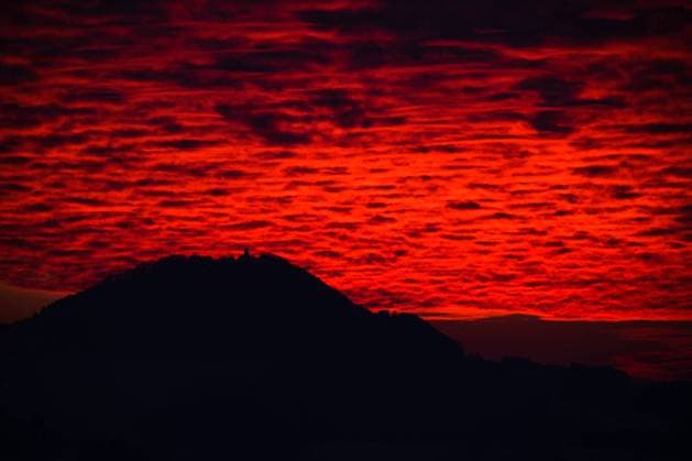 Abendlicher Sonnenuntergang, 11.01.2021, Baden-Württemberg, Schwäbisch Gmünd: Katholische Kirche Sankt Maria auf dem Berg Rechberg als Silhouette im abendlichen traumhaftschönen Sonnenuntergang auf der Schwäbischen Alb. Die Burg Hohenrechberg ist die Ruine einer mittelalterlichen Spornburg südlich von Schwäbisch Gmünd. Die Burg ist zwischen 1200 und 1250 entstanden. Schwäbisch Gmünd Baden-Württemberg Deutschland Schwäbisch Gmünd *** Evening sunset, 11 01 2021, Baden Württemberg, Schwäbisch Gmünd Catholic Church of Saint Mary on the mountain Rechberg as a silhouette in the evening dreamlike sunset on the Swabian Alb The castle Hohenrechberg is the ruin of a medieval spur castle south of Schwäbisch Gmünd The castle was built betw Copyright: x xonw-imagesx xMariusxBullingx