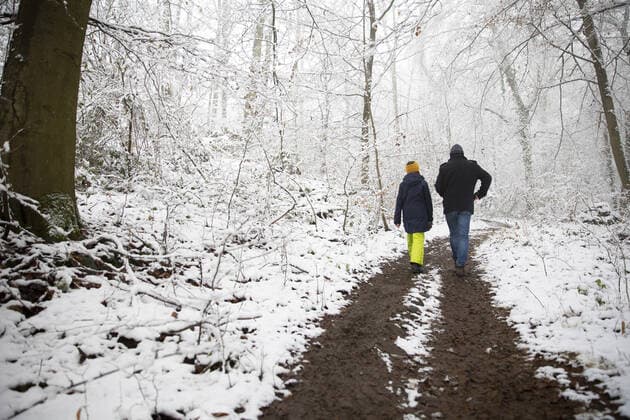 Vater und Tochter gehen im Schnee spazieren. Hand in Hand. Bonn Deutschland *** Father and daughter walking in the snow hand in hand Bonn Germany Copyright: xUtexGrabowsky photothek.netx