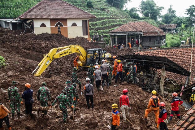 Bilder des Jahres 2021, News 01 Januar News Themen der Woche KW02 News Bilder des Tages January 12, 2021, Sumedang, West Java, Indonesia: Rescue team search for victims buried down by the landslides in Cihanjuang Village. .Latest reports on landslide triggered by heavy rain on Sunday suggest that 16 people died and 23 people still missing. Sumedang Indonesia - ZUMAs197 20210112_zaa_s197_010 Copyright: xAlgixFebrixSugitax