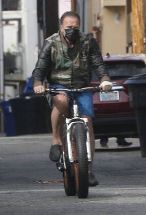 Bilder des Jahres 2021, Entertainment 01 Januar Entertainment Themen der Woche KW02 Entertainment Bilder des Tages SANTA MONICA, CA - JANUARY 12: Arnold Schwarzenegger seen biking in Santa Monica, California on January 12, 2021. Copyright: xmpi999 MediaPunchx