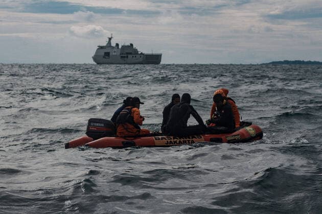 Bilder des Jahres 2021, News 01 Januar News Themen der Woche KW02 January 12, 2021, Jakarta, DKI Jakarta, Indonesia: A number of Rescue search operation for victims and debris of Sriwijaya Air flight number SJ182 on the fourth day in the waters of Kepulauan Seribu, Jakarta, Tuesday (1 13 2021). Sriwijaya Air SJ 182 flight route Jakarta-Pontianak that crashed in the waters of The Thousand Islands based on manifest data carrying 62 people consisting of 50 passengers and 12 crew members Jakarta Indonesia - ZUMAz107 20210112_zip_z107_003 Copyright: xMuhammadxZaenuddinx