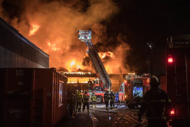 Bilder des Jahres 2021, News 01 Januar News Themen der Woche KW02 Großfeuer in Wilhelmsburg - Lagerhallen in Vollbrand 13.01.21 - Hamburg: Kurz nach 05:30 Uhr melden Anrufer ein Feuer in einer Lagerhalle in Hamburg-Wilhelmsburg. Aufgrund der Vielzahl der Anrufer, wird das Alarmstichwort schnell auf Feuer 2 Erhöht. Mehrere Löschzüge rücken nun zum Stenzelring aus. Vor Ort stellt der erst eintreffende Einsatzleiter schnell fest, das eine Lagerhalle in Vollbrand steht und das Feuer bereits auf eine zweite Lagerhalle übergegriffen hat. Sofort wird das Einsatzstichwort auf Feuer 5 erhöht. Großalarm! Fünf Löschzüge, diverse Freiwillige Feuerwehren und weitere Sonderkomponenten sind derzeit im Einsatz vor Ort und versuchen das Feuer unter Kontrolle zu bringen. Hamburg Deutschland *** Large fire Copyright: xSebastianxPetersx