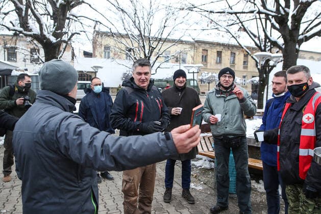 News Bilder des Tages Croatian President Zoran Milanovic visited the volunteer chefs Croatian President Zoran Milanovic, took a walk through the city center outside the announced protocol and visited the volunteer chefs on the Square of Croatian Veterans, who have been cooking food for people who lost their homes in the earthquake., in Petrinja, Croatia, on January 13, 2021. ZeljkoxLukunic PIXSELL