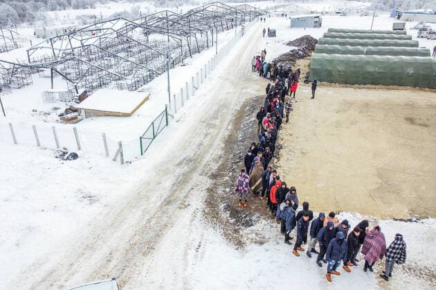 Weltflüchtlingstag am 20. Juni Bilder des Jahres 2021, News 01 Januar News Themen der Woche KW02 News Bilder des Tages Migrants camp in Bosnia Aerial photo of the camp Lipa where the migrants are accommodated, in Bihac, Bosnia and Herzegovina, on January 13, 2021. About 900 migrants are currently staying in the Lipa camp, a few kilometers from Bihac. The falling snow further aggravates the situation because migrants are most often outdoors, frozen and without adequate clothing and footwear. There are currently about 8,000 migrants and refugees from the Middle East, Asia and Africa in Bosnia and Herzegovina. ArminxDurgut PIXSELL