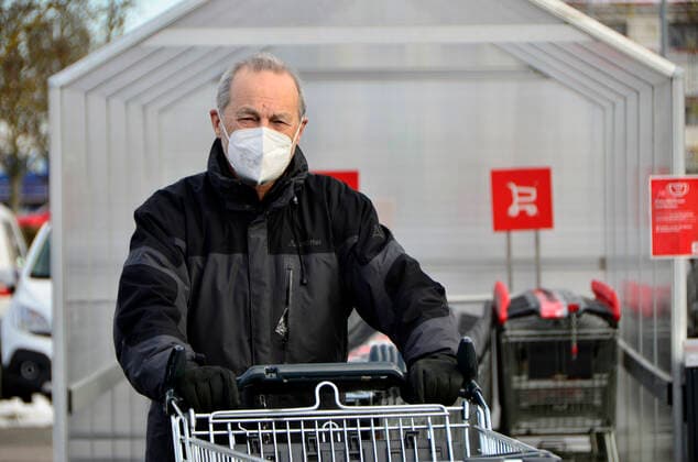 Dachau, elderly man goes shopping with FFP2 mask Old people, seniors, senior citizens, coronavirus SARS CoV 2, pandemic, precautions, protective measures, FFP 2 mask, BfArM advises the use of mouth and nose coverings, FFP2 mask obligation in Bavaria, reduce risk of corona infection Model Release available